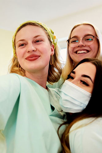 Documentary series accompanied German nursing trainees